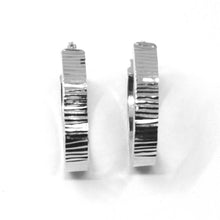 Cargar imagen en el visor de la galería, 18k white gold circle hoops oval squared striped worked earrings 20 mm x 4 mm.