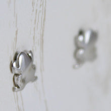 Cargar imagen en el visor de la galería, 18k white gold earrings with mini flat frog, frogs for kids child, made in Italy.