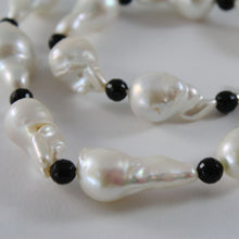 Charger l'image dans la galerie, 18k white gold necklace big drop baroque pearl pearls 25 mm & onyx made in Italy.