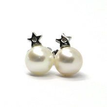Cargar imagen en el visor de la galería, 18k white gold mini earrings with star, white round pearls 6 mm and diamonds.