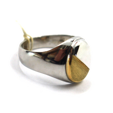 Cargar imagen en el visor de la galería, 18K WHITE YELLOW GOLD MAN BAND RING TWO TONE 17mm SMOOTH AND SATIN OVAL ON TOP.