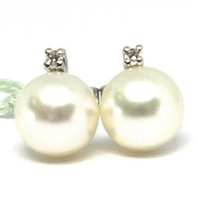 Cargar imagen en el visor de la galería, 18k white gold earrings with white round akoya pearls 8.5 mm and diamonds.