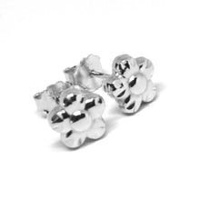 Cargar imagen en el visor de la galería, 18k white gold kids earrings, finely hammered mini flower daisy, 0.3 inches.