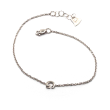 Charger l'image dans la galerie, 18k white gold rolo thin bracelet with central small 5mm letter initial G.