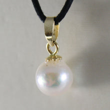 Cargar imagen en el visor de la galería, 18k yellow gold pendant charm with round akoya white pearl 7 mm, made in Italy.