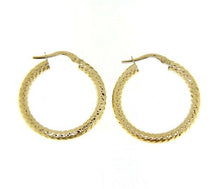 Cargar imagen en el visor de la galería, 18K YELLOW GOLD CIRCLE HOOPS TUBE TWISTED HAMMERED EARRINGS 25 MM, MADE IN ITALY.