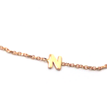 Cargar imagen en el visor de la galería, 18k rose gold rolo thin bracelet with central small 5mm letter initial N.