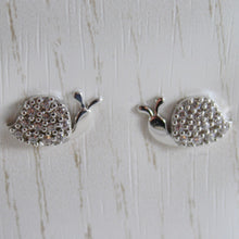 Cargar imagen en el visor de la galería, 18k white gold earrings with mini snail & zirconia for kids child.