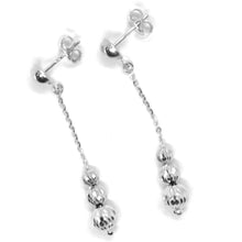 Cargar imagen en el visor de la galería, 18k white gold pendant earrings three faceted worked balls spheres.