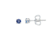 Cargar imagen en el visor de la galería, 18k white gold earrings with round natural blue sapphire, 0.26 total carats.