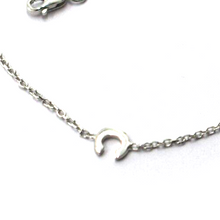 Charger l'image dans la galerie, 18k white gold rolo thin bracelet with central small 5mm letter initial C.