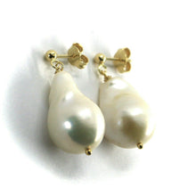 Charger l'image dans la galerie, 18k yellow gold pendant 30mm 1.2" earrings with big 20mm drop white pearls.