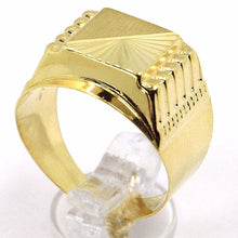 Load image into Gallery viewer, 18K YELLOW GOLD MAN BAND RING 17mm FINELY WORKED SQUARE ALTERNATE SATIN & RAYS.