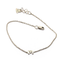 Charger l'image dans la galerie, 18k white gold rolo thin bracelet with central small 5mm letter initial E.