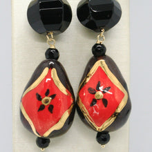 Cargar imagen en el visor de la galería, 18K YELLOW GOLD EARRINGS ONYX, BLACK AND RED CERAMIC DROP HAND PAINTED IN ITALY.