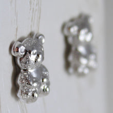 Cargar imagen en el visor de la galería, 18k white gold earrings with mini satin bear bears for kids child, made in Italy.