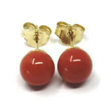 Cargar imagen en el visor de la galería, 18k yellow gold balls spheres red coral button earrings, 7.5 mm, 0.3 inches.