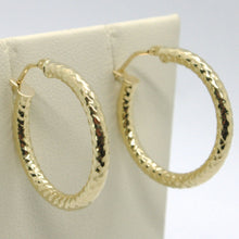 Cargar imagen en el visor de la galería, 18K YELLOW GOLD CIRCLE HOOPS TUBE TWISTED HAMMERED EARRINGS 25 MM, MADE IN ITALY.