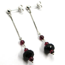 Cargar imagen en el visor de la galería, 18k white gold pendant earrings, onyx disc, garnet sphere, length 2.2 inches.