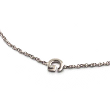 Charger l'image dans la galerie, 18k white gold rolo thin bracelet with central small 5mm letter initial G.