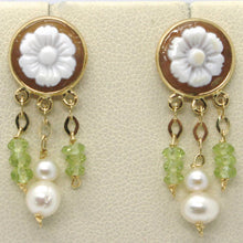 Cargar imagen en el visor de la galería, 18k yellow gold earrings, peridot circle flower cameo finely handmade in Italy.