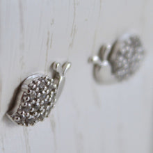 Cargar imagen en el visor de la galería, 18k white gold earrings with mini snail & zirconia for kids child.
