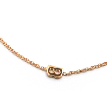 Cargar imagen en el visor de la galería, 18k rose gold rolo thin bracelet with central small 5mm letter initial B.