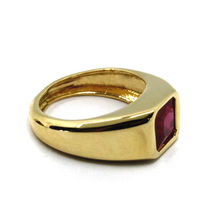 Load image into Gallery viewer, 18K YELLOW GOLD MAN 11mm BAND RING WITH CENTRAL SQUARE RED CRYSTAL, PRINCESS CUT.