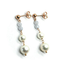 Cargar imagen en el visor de la galería, 18k rose gold pendant earrings, with fw pearls and chalcedony.
