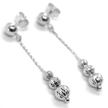 Cargar imagen en el visor de la galería, 18k white gold pendant earrings three faceted worked balls spheres.