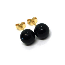 Cargar imagen en el visor de la galería, 18k yellow gold 8mm 0.31" spheres balls black agate button stud earrings.