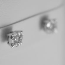 Cargar imagen en el visor de la galería, 18k white gold round earrings with diamond diamonds 0.33 carats, made in Italy.