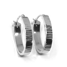 Cargar imagen en el visor de la galería, 18k white gold circle hoops oval squared striped worked earrings 20 mm x 4 mm.