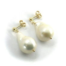 Charger l'image dans la galerie, 18k yellow gold pendant 30mm 1.2" earrings with big 20mm drop white pearls.