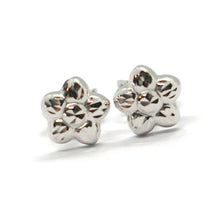 Cargar imagen en el visor de la galería, 18k white gold kids earrings, finely hammered mini flower daisy, 0.28 inches.