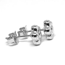 Cargar imagen en el visor de la galería, 18k white gold kids earrings, finely hammered mini flower daisy, 0.3 inches.