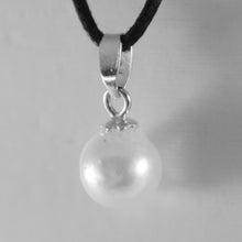 Charger l'image dans la galerie, 18k white gold pendant charm with round Akoya white pearl 7 mm, made in Italy.