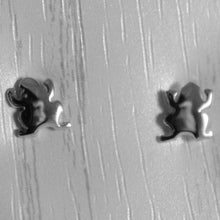 Cargar imagen en el visor de la galería, 18k white gold earrings with mini flat frog, frogs for kids child, made in Italy.