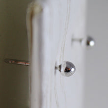 Cargar imagen en el visor de la galería, 18K WHITE GOLD EARRINGS WITH MINI BALL BALLS SPHERES SPHERE MADE IN ITALY.