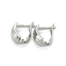 Charger l'image dans la galerie, 18K WHITE GOLD ROUNDED 7x13mm FINELY WORKED CIRCLE HOOPS EARRINGS, MADE IN ITALY.
