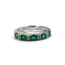 Cargar imagen en el visor de la galería, 18k white gold band square ring oval green emeralds 0.87ct & diamonds 0.08ct.
