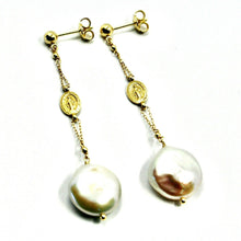 Charger l'image dans la galerie, 18k yellow gold pendant earrings, fw disc pearls and miraculous medal, 2.56".