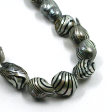 Cargar imagen en el visor de la galería, Pulsera de oro amarillo de 18 quilates de 7,1&quot; con perlas barrocas de agua dulce ovaladas de 9/14 mm y rayas grises.
