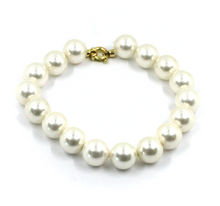 Cargar imagen en el visor de la galería, Pulsera de oro amarillo de 18 quilates de 18,1 cm con esferas grandes de perlas blancas sintéticas de 10,5 mm.
