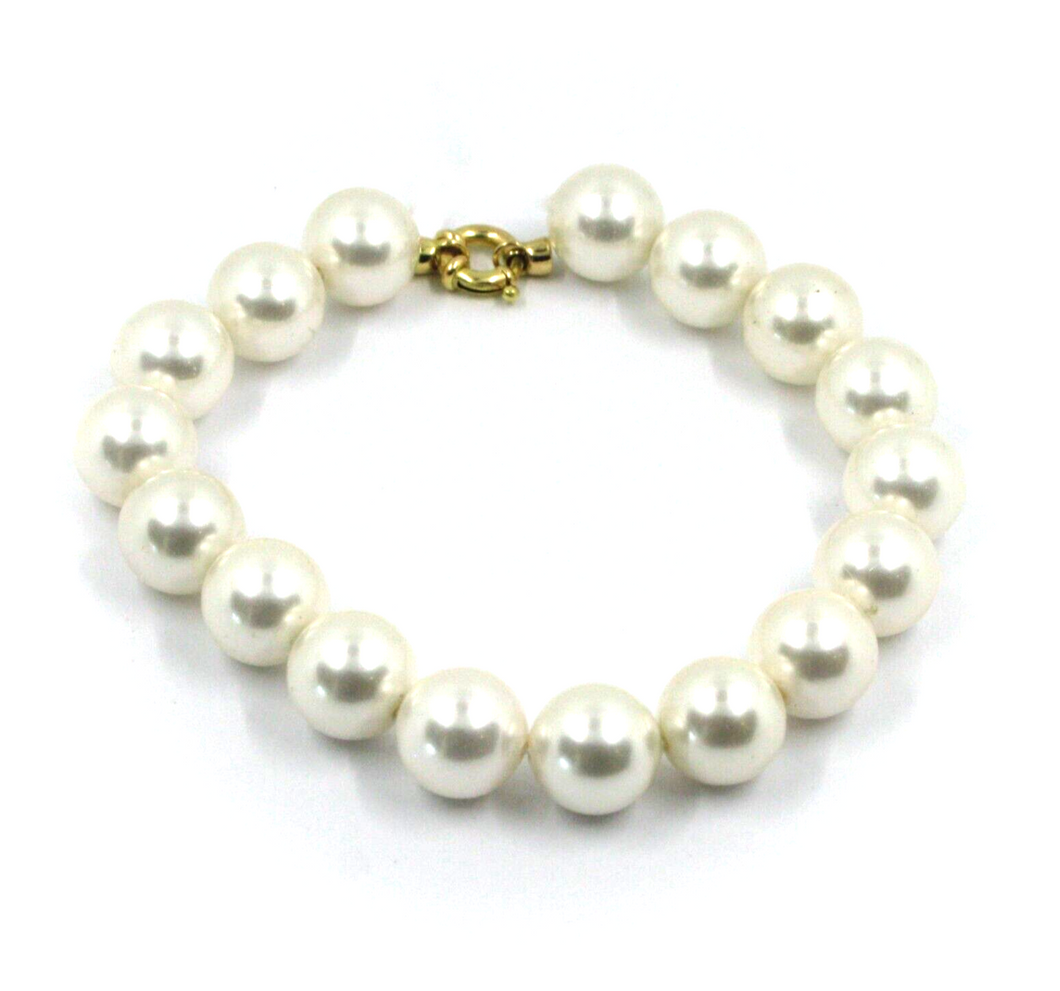 Pulsera de oro amarillo de 18 quilates de 18,1 cm con esferas grandes de perlas blancas sintéticas de 10,5 mm.