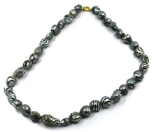 Cargar imagen en el visor de la galería, Collar de oro amarillo de 18 quilates de 20&quot; con perlas barrocas de agua dulce ovaladas de 9/14 mm y rayas grises.
