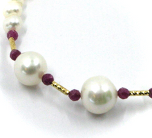 Cargar imagen en el visor de la galería, Pulsera de oro amarillo de 18 quilates de 18,1 cm con perlas blancas ovaladas de 6/10 mm y rubí rojo facetado.
