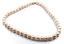 Cargar imagen en el visor de la galería, Collar de oro amarillo de 18 quilates de 24 pulgadas con perlas barrocas de agua dulce redondas de color rosa de 9,5/10 mm.
