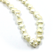 Cargar imagen en el visor de la galería, Collar de oro amarillo de 18 quilates de 24 pulgadas con pequeñas perlas barrocas ovaladas blancas de agua dulce de 5/7 mm.
