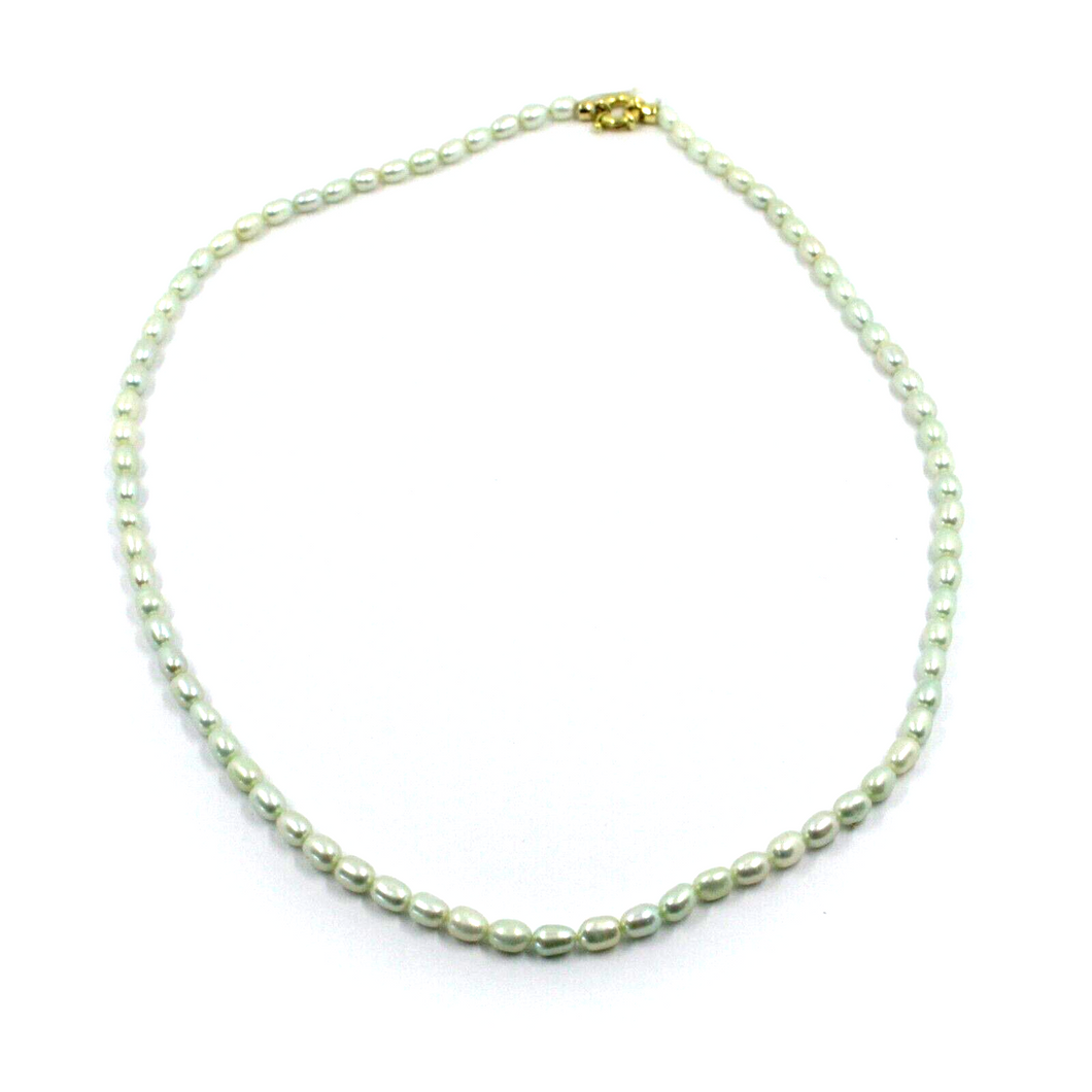 Collar de oro amarillo de 18 quilates de 40,6 cm con perlas verdes ovaladas de agua dulce de grano de arroz de 3,5 x 5 mm.